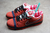 Tênis Nike SB Dunk Low 'Red Lobster' com detalhes em vermelho e azul, na lateral esquerda.