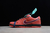 Tênis Nike SB Dunk Low 'Red Lobster' com detalhes em vermelho e azul, na lateral esquerda.