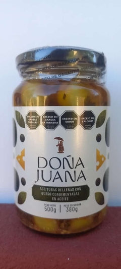 Aceitunas rellenas con queso, condimentadas en aceite.