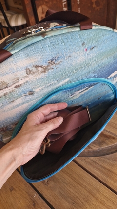 Detalle capacidad bolsillo externo pequeño.