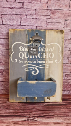 CUELGA LLAVES con cajon y destapador