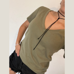 Remera cuello V - comprar online
