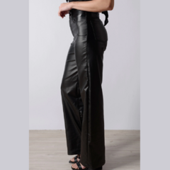 Pantalón engomado wide leg en internet