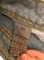 Calça jeans com rasgo no joelho na internet