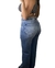Calça jeans com rasgo no joelho na internet