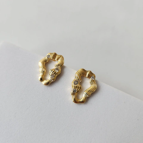 Brinco com Design Orgânico Banhado a Ouro 18K