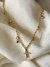 Choker crucifixo cravejado na semijoia cor ouro