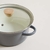 CACEROLA GRIS CON TAPA DE VIDRIO Y MADERA