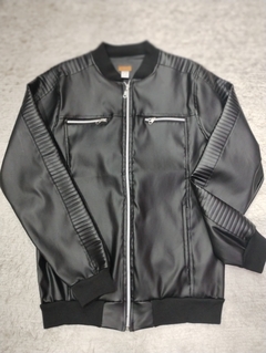 Campera engomada de hombre negra