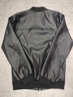Campera engomada de hombre negra - comprar online