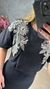 T-shirt bordada com pedraria