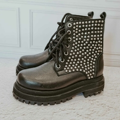 Borcego con tachas en internet