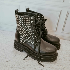Borcego con tachas