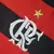 Detalhe da camisa retrô do Flamengo de 2009, destacando o logo do clube em branco e uma estrela dourada.