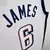Camisa branca da seleção masculina de basquete dos EUA, com o nome "JAMES" e o número 6 nas costas.