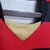 Detalhe do decote da camisa retrô do Flamengo, com as cores vermelha e preta.