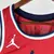 Detalhe do colarinho da camisa masculina do Los Angeles Clippers, edição Statement 2024/25, na cor vermelha, com logotipo da Jordan.