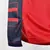 Detalhe da camisa masculina Los Angeles Clippers Statement Edition 2024/25, mostrando a parte inferior vermelha e as laterais em azul escuro.