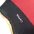 Detalhe da etiqueta da camisa retrô do Flamengo de 2009, mostrando a marca NikeFIT em fundo vermelho e preto.