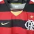 Camisa retrô do Flamengo de 2009, nas cores vermelha e preta, com detalhes em amarelo e escudo do clube.