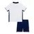 Kit infantil da Seleção da Inglaterra, composto por camiseta branca e shorts azuis com detalhes em vermelho.