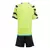 Kit infantil Arsenal II da Adidas, na cor verde com detalhes em preto e azul, visto de trás.