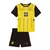 Kit infantil do Borussia Dortmund na cor amarela e preta, composto por camiseta e short.
