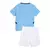 Kit infantil do Manchester City, composto por camiseta azul e shorts brancos.