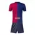 Camisa e shorts do kit infantil do Barcelona, nas cores azul e vermelho, com o logo da ACNUR na parte inferior.