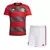 Kit infantil do Flamengo I 23/24 da Adidas, composto por camiseta vermelha e preta com listras e shorts brancos.