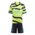Kit infantil do Arsenal II da Adidas, composto por camiseta verde com detalhes em preto e azul e calção preto.
