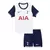 Kit infantil do Tottenham com camiseta branca e azul e calças curtas, com detalhes da Nike.