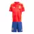 Kit infantil da Seleção da Espanha, composto por camiseta vermelha e azul com detalhes em amarelo e calça azul.