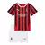 Kit infantil do AC Milan na temporada 24/25, composto por camisa vermelha e preta com listras e calção branco.