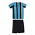Kit infantil do Grêmio I 24/25, composto por camisa azul e preta com listras e shorts pretos.