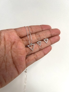 Conjunto de triangulo cravejado na internet