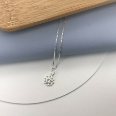 Colar Flor com pedra no meio