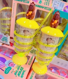 TOMA TODO CON BOMBILLA Y LUZ LED CAPYBARA// SANRIO en internet