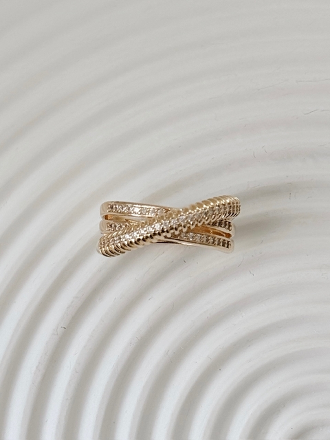 ANEL ELEGANCE DUO – DESIGN CRUZADO COM ZIRCÔNIAS E TEXTURA TRANÇADA BANHADO EM OURO 18K