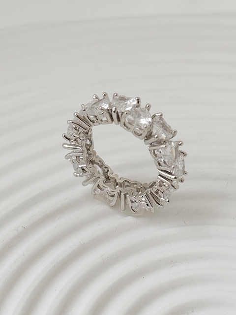 ANEL AURA – MEIA ALIANÇA CRAVEJADA COM ZIRCÔNIA EM FORMATO DE CORAÇÃO BANHO DE RÓDIO BRANCO.