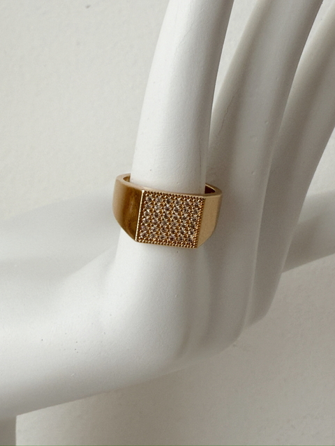 ANEL BOLD – BANHO DE OURO 18K COM PARTE SUPERIOR QUADRADA CRAVEJADA COM ZIRCÔNIAS BRANCAS - comprar online