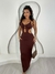 VESTIDO COM DECOTE EM FIVELA U - MARROM