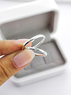 Aliança em prata 925 2MM com Zircônias cravejadas na internet