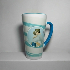 Taza conica alta interior y asa de color