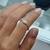 AN00030 Anillo cintillo redondo piedra