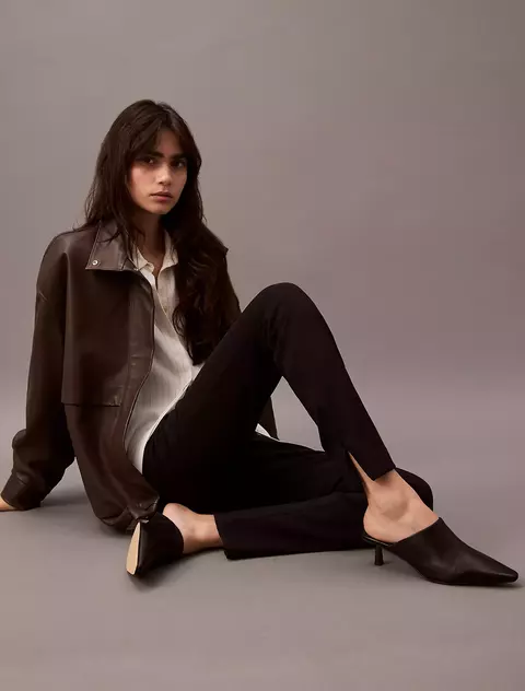 Pantalón Calvin Klein de Tejido Scuba: Elegancia y Silueta Definida