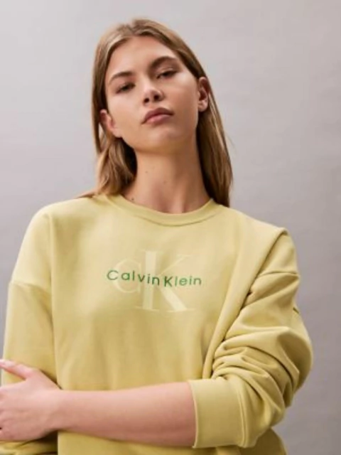 Buzo Calvin Klein Monograma: Comodidad y Sofisticación Relajada