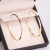 Argola oval fio quadrado, Ouro 18k.