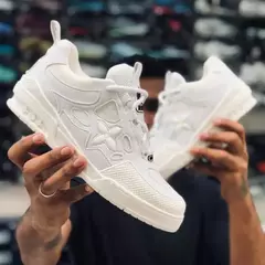 TENIS LV TRAINER FLOR BRANCO na internet