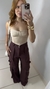 Calça com bolso cargo marrom na internet